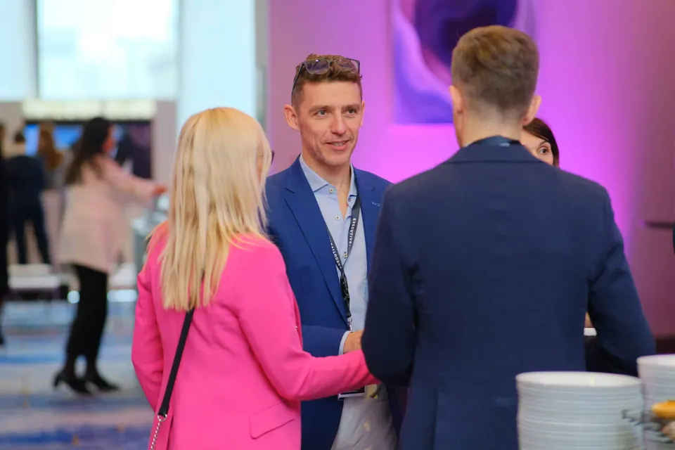 A smiling conversation in the Executive Summit 2023 lobby