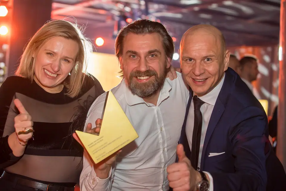 Goście Gali 2022 ze statuetką pokazują kciuki w górę