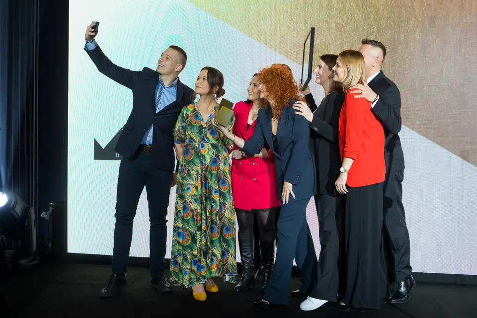 A winning team’s selfie on the 2022 Gala stage