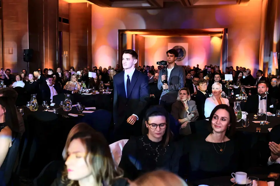 Sala Gali XII edycji w hotelu InterContinental Warszawa, goście przy stołach (2023)