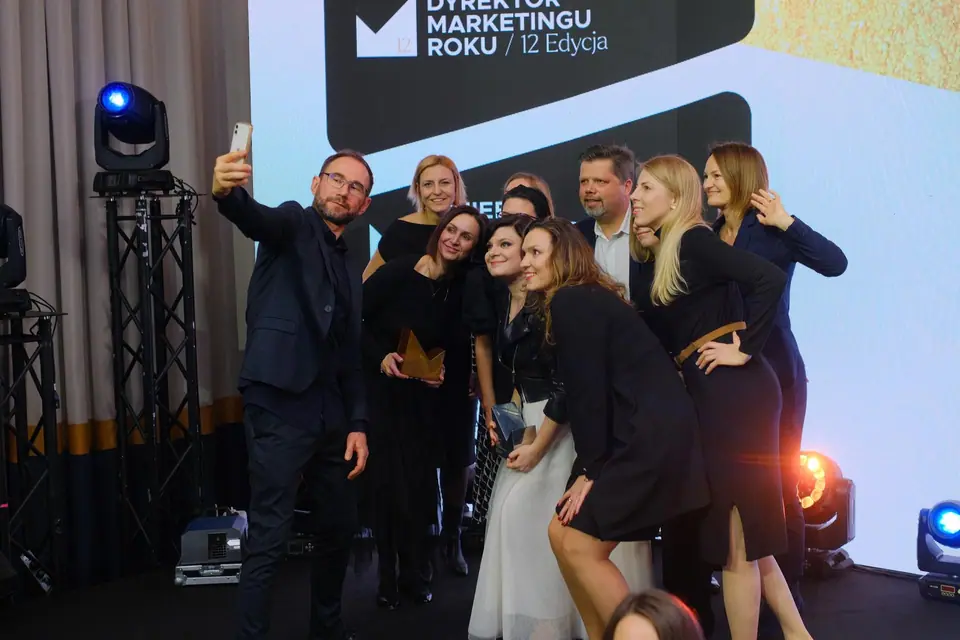 Zespół laureatów robi selfie ze statuetkami na scenie Gali 2023