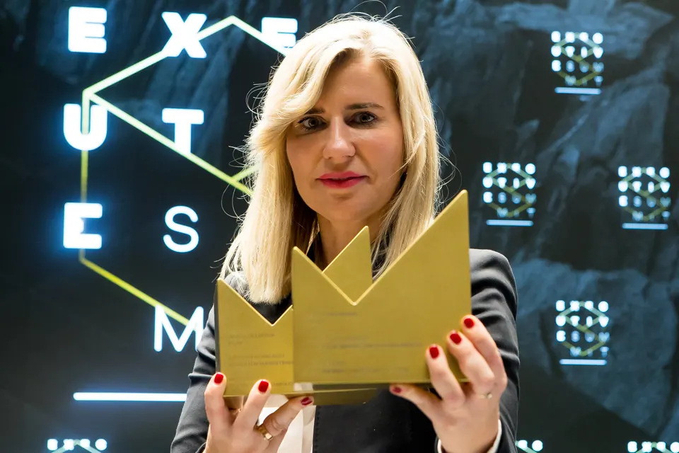 Statuettes in a winner’s hands, 2022 Gala