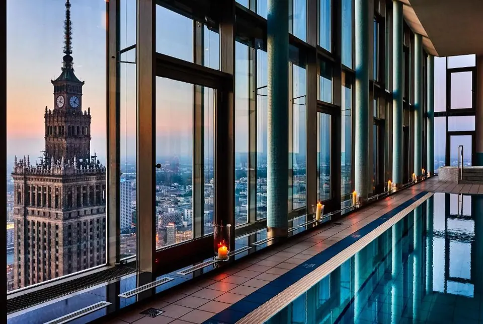 Basen hotelu InterContinental z widokiem na Pałac Kultury i Nauki