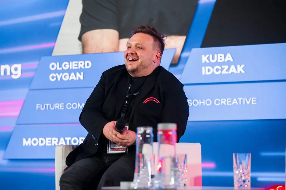 A panellist laughing in the „AI vs Creativity: The Battle for the Future of Advertising” block, EXS 2024