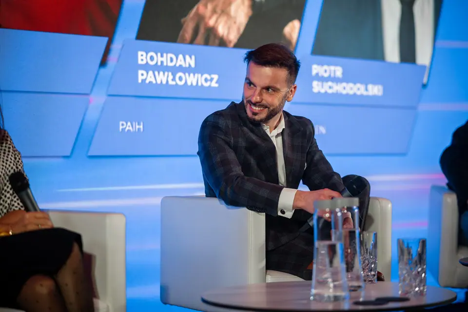 Roześmiany panelista w panelu „Going Global – Poland, Expect More Leadership”, EXS 2024